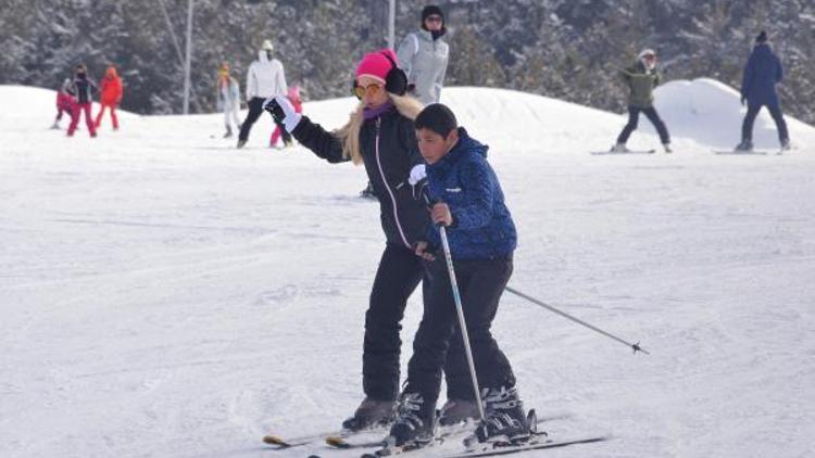 Kornişleri bırakıp, kayak takımı ile kaydılar