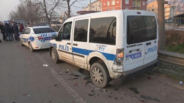 Kaza raporu tutan polislerin aracına minibüs çarptı: 3 yaralı