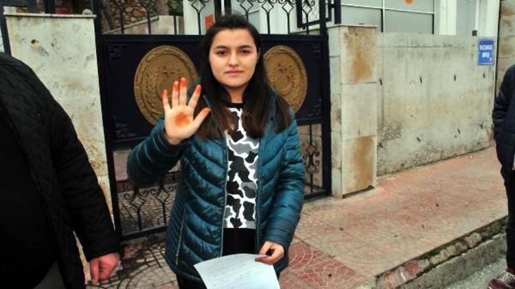 Elleri kınalı Yeliz, Zeytin Dalı Harekatı için gönüllü oldu