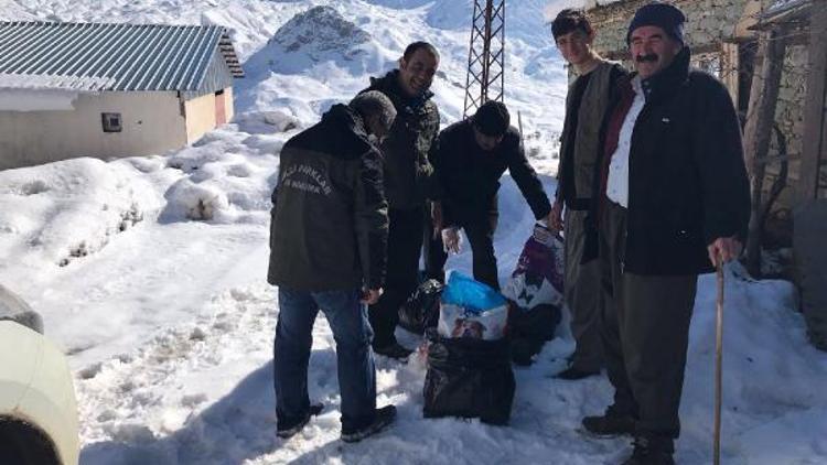 Hakkaride yaban hayvanları için doğaya yem bırakıldı