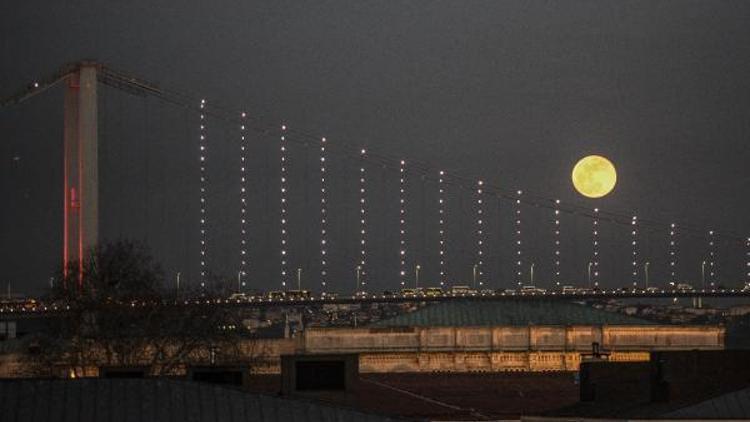 Fotoğraflar // İstanbulda süper mavi kanlı ay tutulması