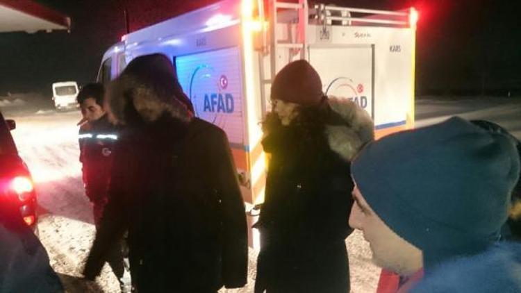 Kars’ta karda mahsur kalan 5 kişiyi, AFAD ve UMKE ekipleri kurtardı