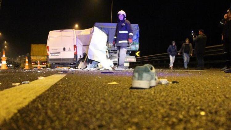 Minibüs kamyona çarptı: 1 ölü, 1 yaralı