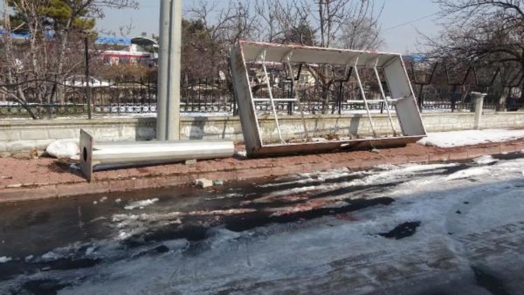 Küçük Muhammet yoğun bakımda; üzerine düşen panoyu koyan ise sır