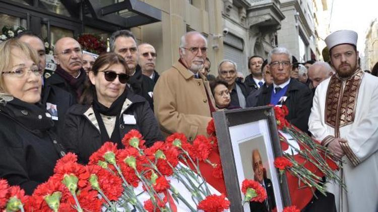 Eski başkan Kolcuoğlu için İstanbul Barosu önünde tören düzenlendi