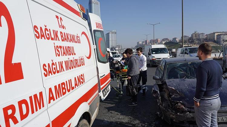 İstanbulda otoyolu kilitleyen kaza