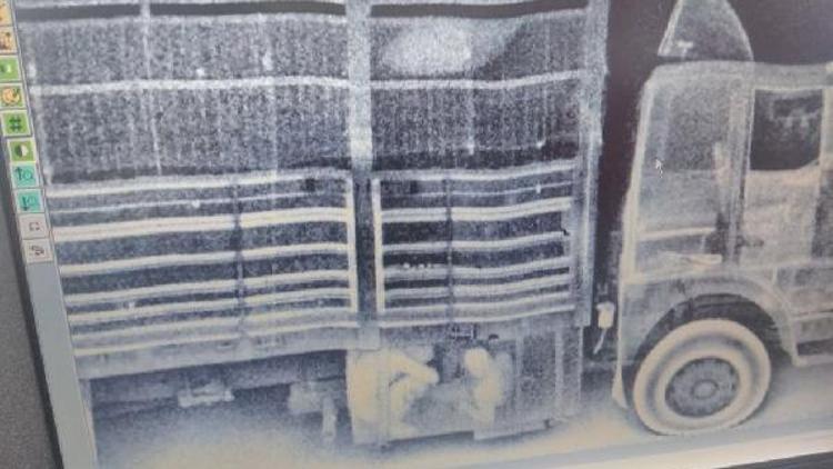 TIRın akaryakıt deposundaki 2 kaçak, x-ray cihazında görüntülendi