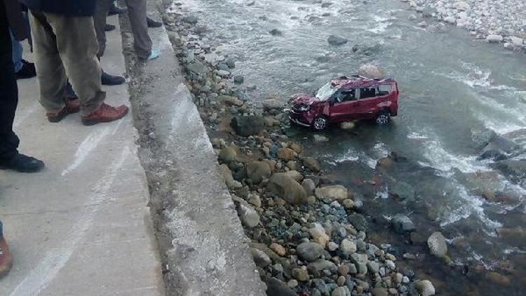 Rize’de otomobil dereye uçtu: 1 yaralı