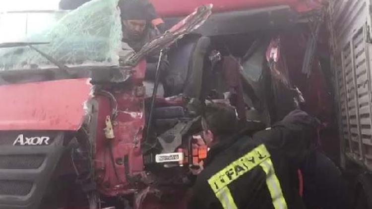 Araçta sıkışan kamyon şoförünü itfaiyeciler kurtardı