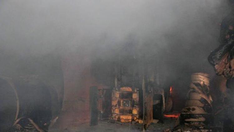 İzmirde ambalaj fabrikasında patlama ve yangın: 4 yaralı (ek-fotoğraflar)
