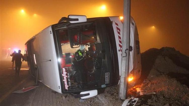 Yolcu otobüsü refüje devrildi: 11 yaralı