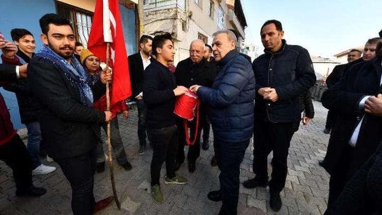 Askere gidecek gençlerle çiftetelli oynadı