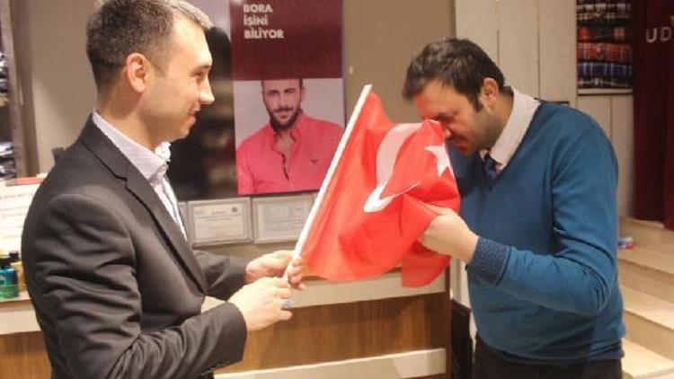 Ülkü Ocaklarından esnafa Türk bayrağı
