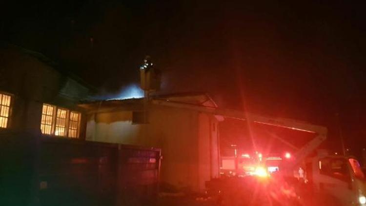 Torbalıda fabrika deposundaki yangın 10 saatte söndürüldü