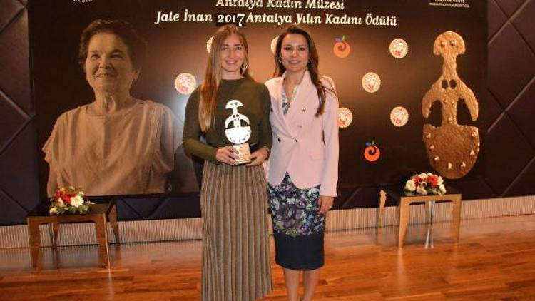 Kaş sevdalısı Ercümene yılın kadını ödülü
