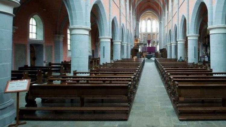 Kiliseye mühür, papaza sınırdışı