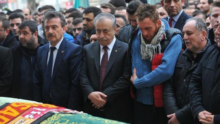 Galatasaray Başkanı Cengiz silahlı saldırıda ölen taraftarın tabutunu omuzladı