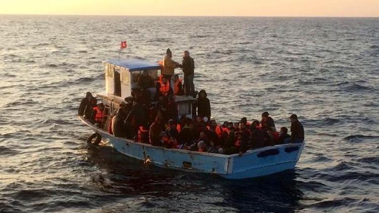 Arıza yapan teknedeki kaçakları, Sahil Güvenlik kurtardı