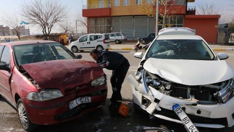 Adıyamanda iki otomobil çarpıştı: 8 yaralı