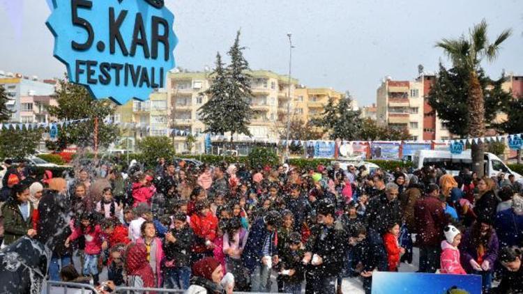 Güneşli günde kar festivali