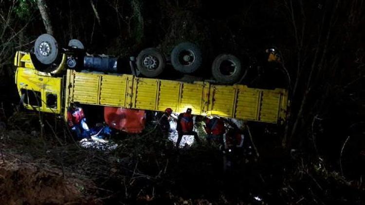 Orman işçilerini taşıyan kamyon devrildi: 2 ölü, 11 yaralı (1)
