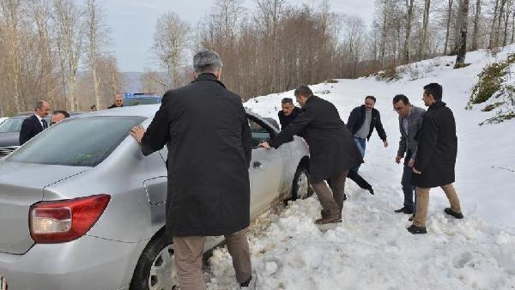 Samsun Valisi Kaymak, aracıyla kara saplanan bir vatandaşa yardım etti