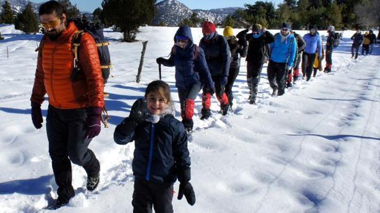 Karda 12 kilometrelik doğa yürüyüşü