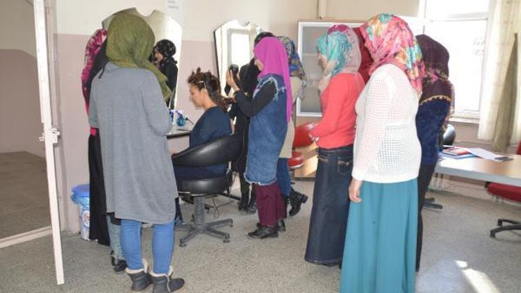 Eleşkirt’te 72 kadın kursiyer para kazanarak iş öğreniyor