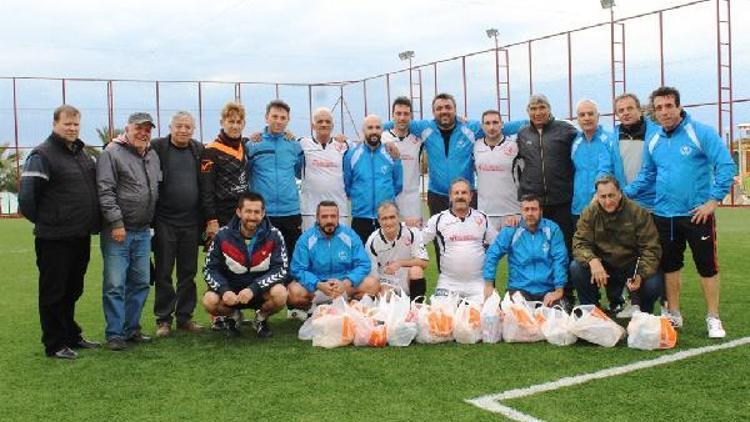 Yunan veteran futbolculardan, Ayvalıktaki ihtiyaç sahiplerine yardım