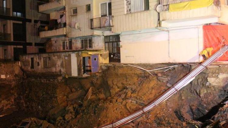 FOTOĞRAFLAR//Maltepede girişi çöken binadakiler tahliye ediliyor