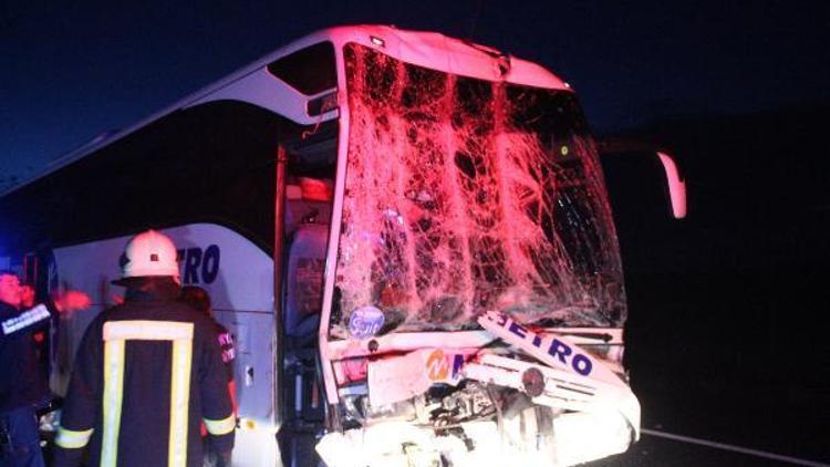 Otobüs, kamyona çarptı: 9 yaralı