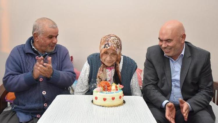 105 yaşındaki Elif Nineye doğum günü sürprizi