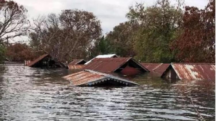 Kamboçya’da hidroelektrik santrali taştı, köyleri sel bastı