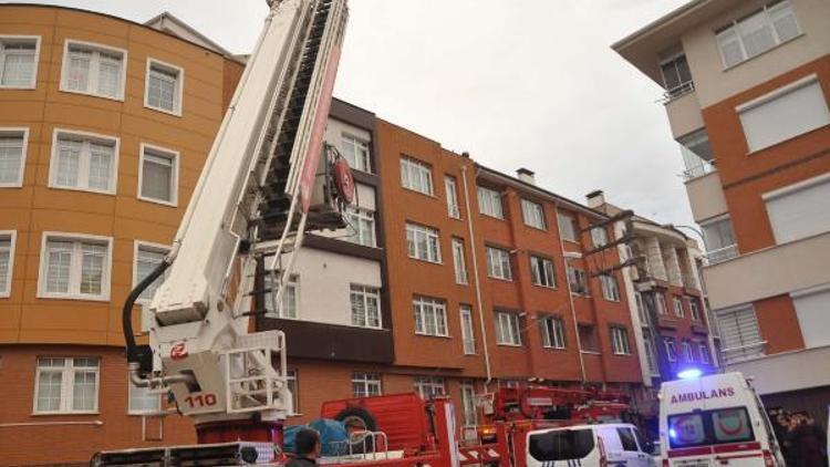 Apartmanda çıkan yangında 8 kişi hastaneye kaldırıldı