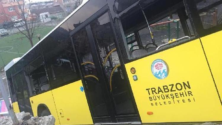 Yolcu otobüsü rampadan geriye kayıp, çocuk parkına düştü