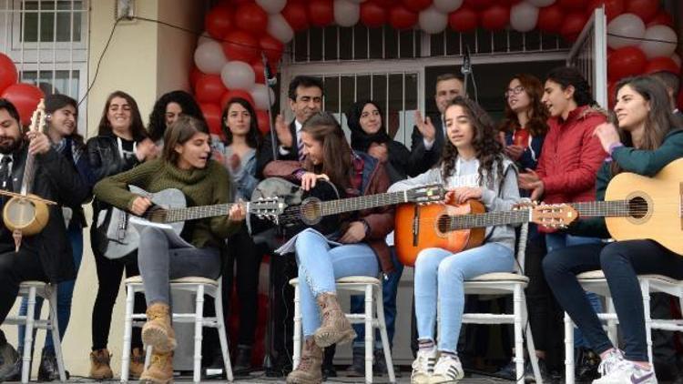 Vali Güzeloğlu: Lice terör ile değil, eğitim başarısı ile konuşuluyor