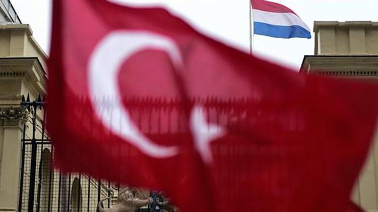 Son dakika Reuters: Hollanda Türkiye büyükelçisini resmi olarak çekti