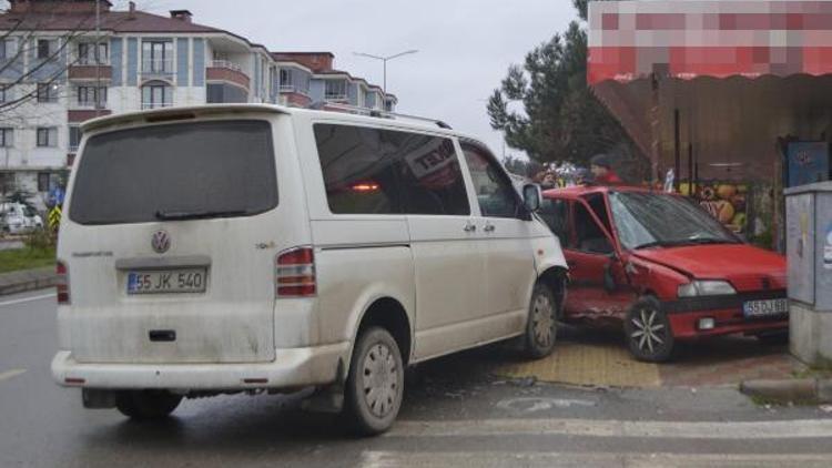 Bafrada otomobil ile minibüs çarpıştı : 2 yaralı