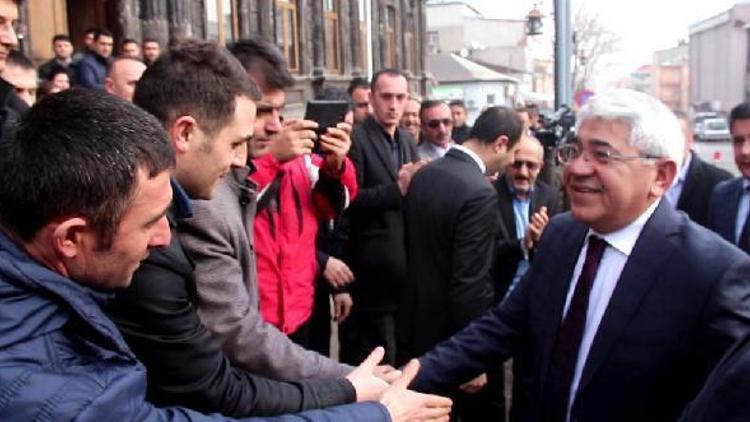 MHPden istifa eden belediye başkanı alkışlarla karşılandı