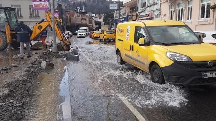 Bebekte su borusu patladı; Yol su altında kaldı