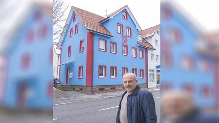 Trabzonspor aşkından evini bordo maviye boyattı