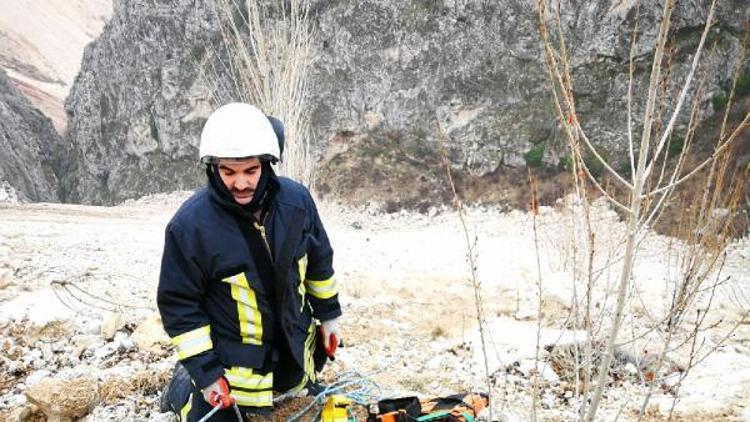 Otomobil 300 metrelik uçuruma yuvarlandı, sürücü öldü