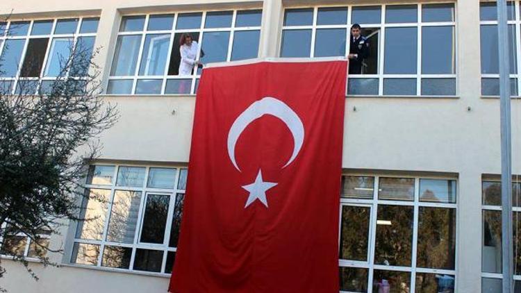 Şehit Teğmenin eşinin okuluna Türk bayrağı asıldı