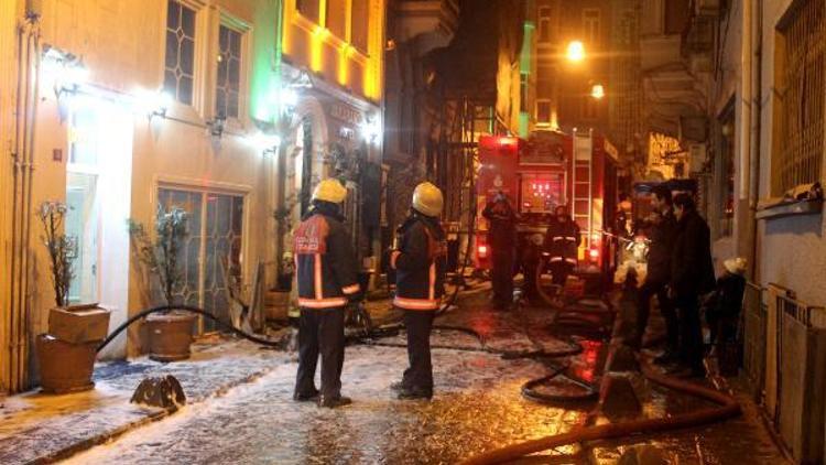 Beyoğlunda 7 katlı otelde yangın: 3ü ağır, 6 yaralı