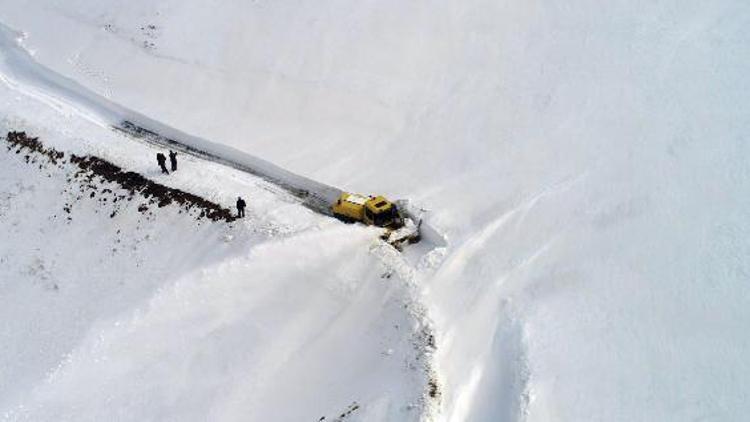 2 bin rakımlı yaylada karla mücadele sürüyor