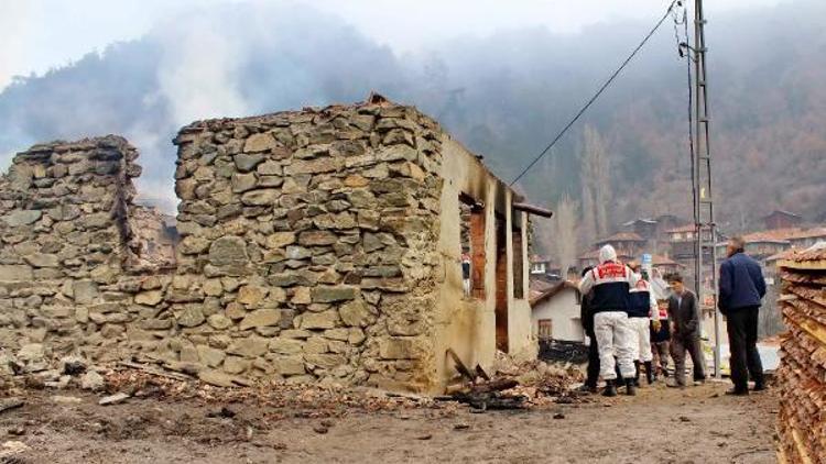 Tosya’da 7 evin kül olduğu yangında, 1 kadın kayıp