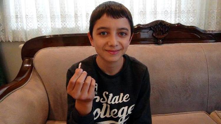12 yaşındaki çocuğun, süt dişi yerine kalıcı dişini çektiler