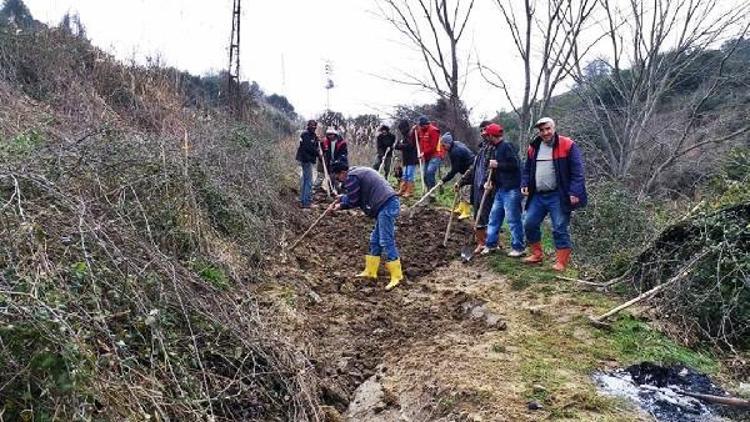 Köylüler patlayan su borularını kendileri tamir etti