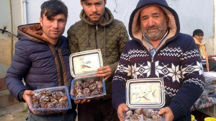 Alaşehirde Türk kahvesi, kurutulmuş cennet elmasıyla içiliyor