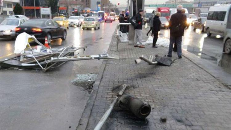 TIR durağı parçaladı, hafriyat kamyonu özel halk otobüsüne çarptı